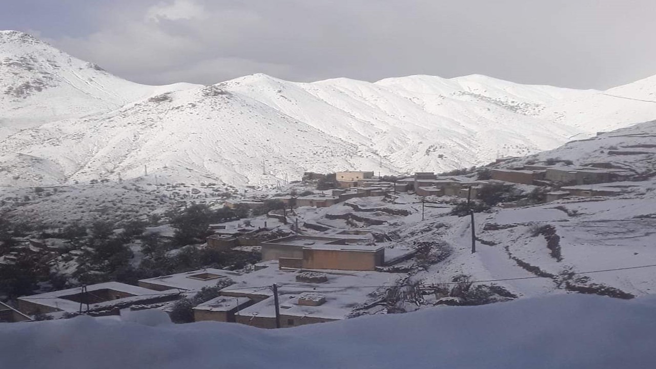 "العقول الراقية" تدفىء 50 أسرة في آيت سادن بالمغرب 4 قرية أيت سادن وقد غطتها الثلوج