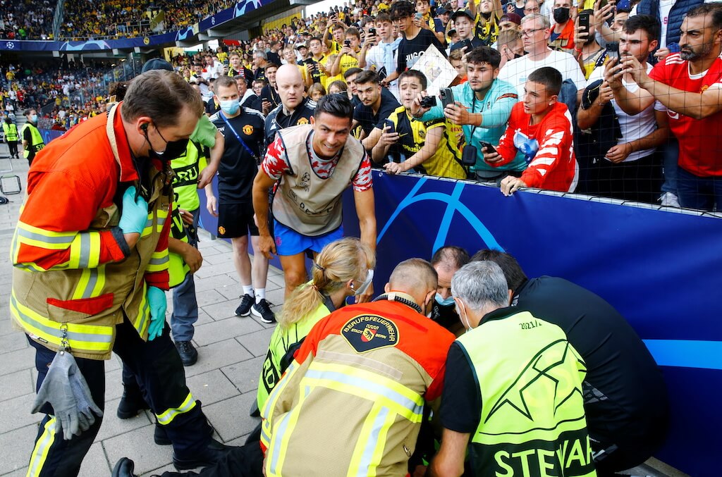 قذيفة رونالدو تصيب سيدة وتطرحها أرضاً.. واللاعب يهديها قميصه 1 قذيفة رونالدو تصيب سيدة وتطرحها أرضاً.. واللاعب يهديها قميصه