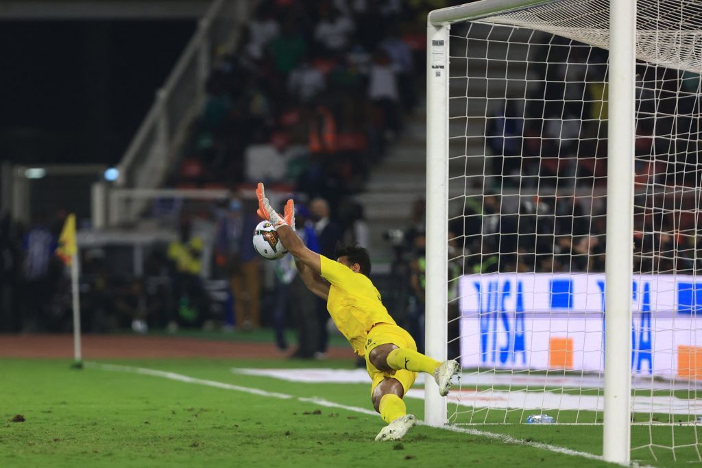 How did Abu Jabal succeed in saving a penalty kick from Mane and failed in another? 1 Abou Djabel